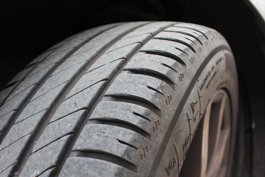 Comprendre la nouvelle loi montagne sur les pneus : guide pour les conducteurs de voitures